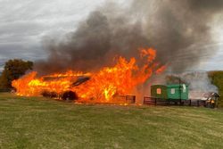 Incendiu devastator în urmă cu puțin timp. O persoană a fost găsită carbonizată, după ce flăcările au cuprins o casă și o rulotă, în Prahova Incendiu devastator în urmă cu puțin timp. O persoană a fost găsită carbonizată, după ce flăcările au cuprins o casă și o rulotă, în Prahova